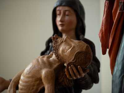 Ci sono la Vergine con in braccio l�esile corpo del figlio appena deceduto e alla sua destra San Giovanni Battista